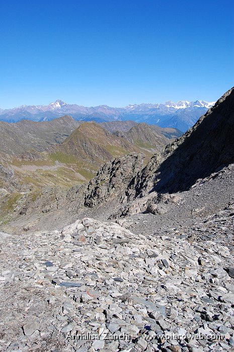 07 Vista sulle Alpi Retiche mentre si procede tra roccette e sfasciumi.JPG